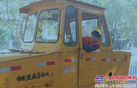 汪雙玲：鎮江市政養護行業唯一女性壓路機駕駛員