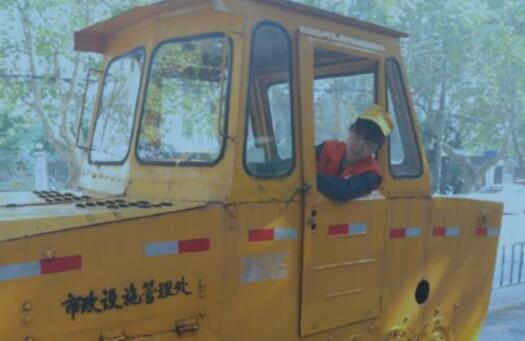 汪雙玲：鎮江市政養護行業唯一女性壓路機駕駛員