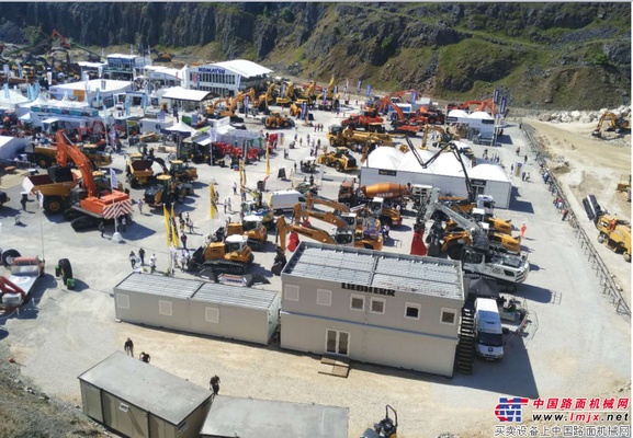山推携DH16K全液压推土机亮相英国HILLHEAD工程机械展