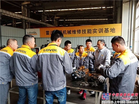 雷沃工程机械开展专题培训提升服务人员技能
