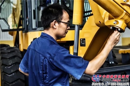徐工道路：坚守一线战高温 丝丝清凉入心田