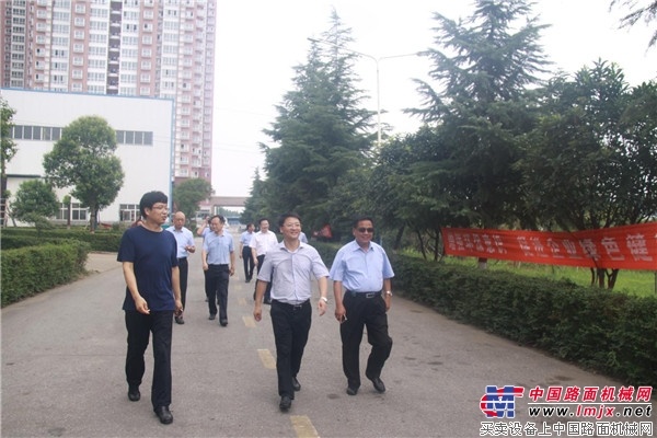 中建七局总经理江建端一行到亚龙公司指导工作