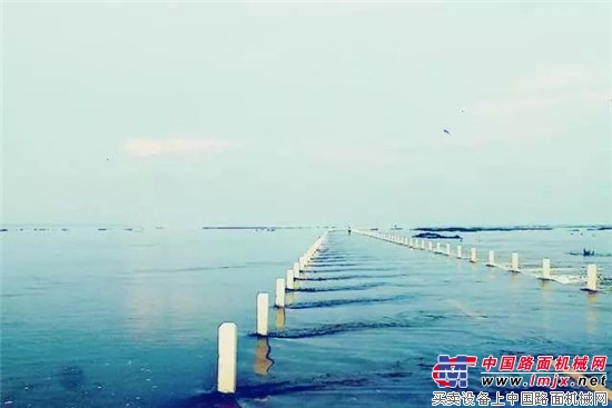 达刚路机带你穿行湖岛之间，领略中国最美水上公路！