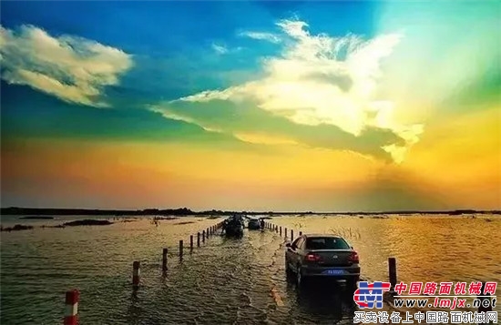 达刚路机带你穿行湖岛之间，领略中国最美水上公路！