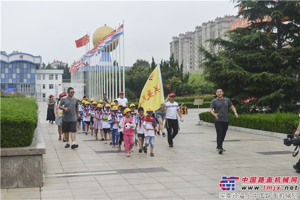 方圆街道中心学校关爱儿童之家研学活动走进方圆集团