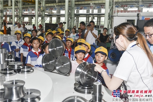 方圆街道办事处中心小学一行师生参加方圆研学游活动