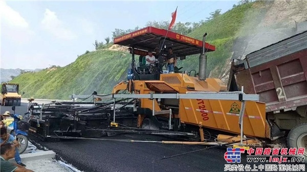 中大机械：抗离析摊铺机在西阜高速11m-14m宽路面摊铺中自由变换铺装宽度，运行平稳效果良好