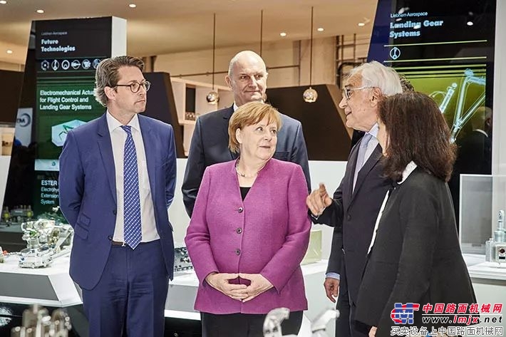 德国总理默克尔在ILA参观利勃海尔展台 