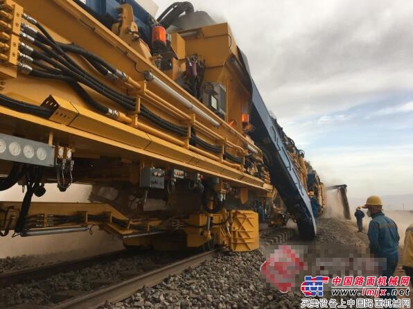 铁建装备QS-1200 II全断面道砟清筛机在南疆铁路投入使用