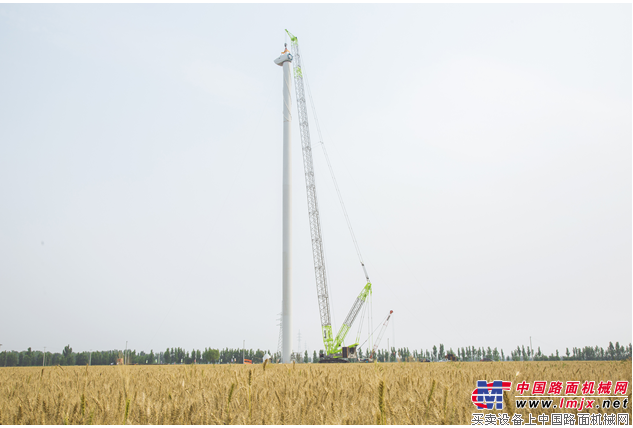 中联重科ZCC8800W履带起重机：呵护绿色能源的麦田地“守望者”