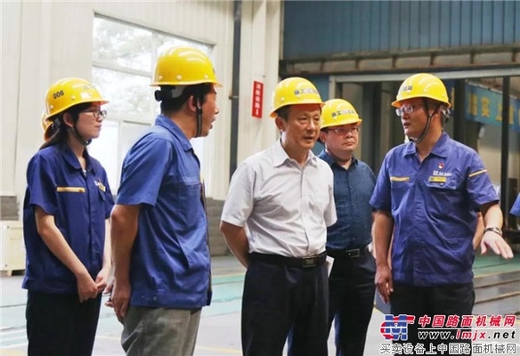 不断创新大胆变革，坚定走出一条高质量发展的“徐工道路”