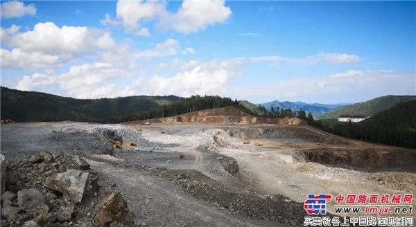 利勃海尔60吨级液压挖掘机助力中国矿山客户
