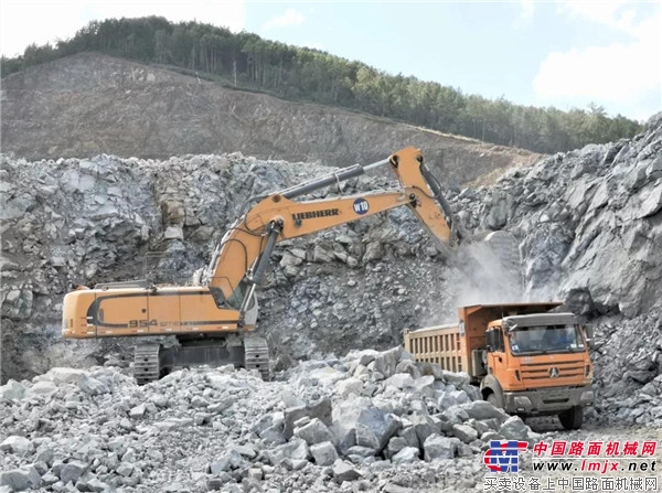利勃海爾60噸級液壓挖掘機助力中國礦山客戶