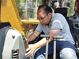 玉柴服務工程師為YC135-9挖掘機做體檢
