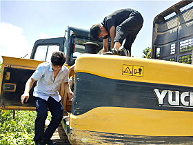 玉柴服务工程师冒着高温为YC135-9挖掘机做体检
