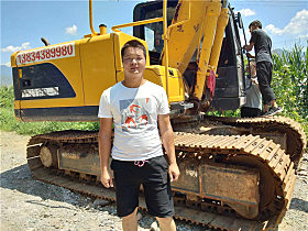 王海龍和他的YC135-9挖掘機