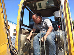玉柴服務人員為李玉生的挖機做體檢