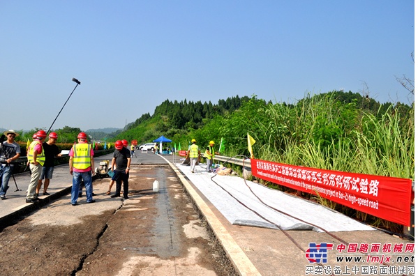 重庆交建将建筑垃圾再生利用科研试验路成功铺筑