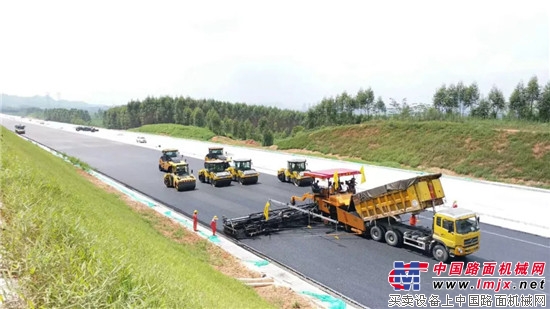 中大机械：广西柳南高速18.75米“一字坡、无纵缝”摊铺打造高品质路面