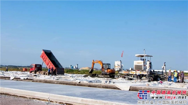 维特根SP 500 滑模摊铺机助力青岛胶东国际机场建设