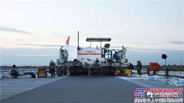维特根SP 500 滑模摊铺机助力青岛胶东国际机场建设
