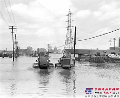 卡特彼勒1943年：齐心协力，抗洪筑坝