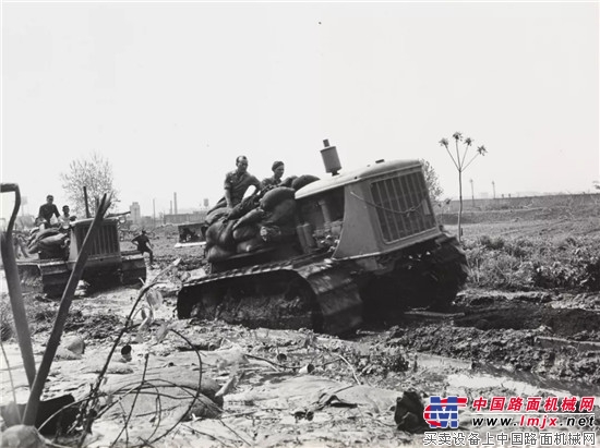 卡特彼勒1943年：齊心協力，抗洪築壩