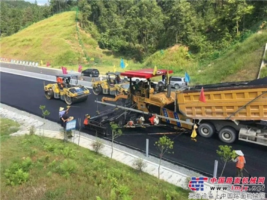 江西广吉高速公路BP1标变形金刚面层首件摊铺密实均匀，顺利进行！