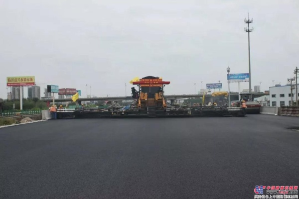 中大机械：超级“变形金刚”济青高速潍坊南服务区减速车道加宽段连续摊铺