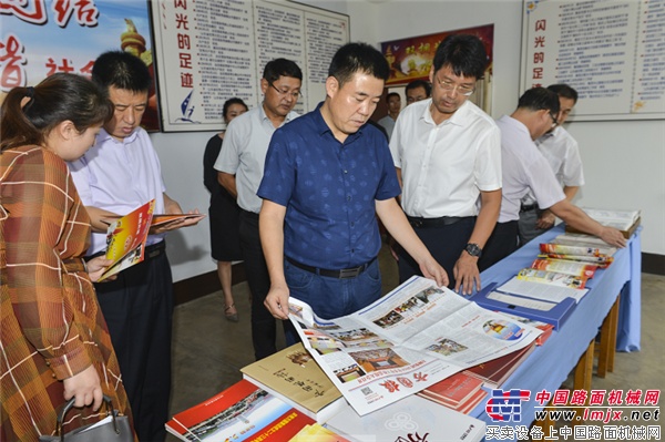 省检查组来海阳检查双拥创城工作期间检查调研方圆集团双拥工作开展情况