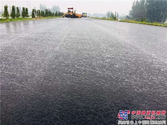 中大機械：機西高速“橫向一字坡、縱向無接縫”攤鋪路面雨后效果