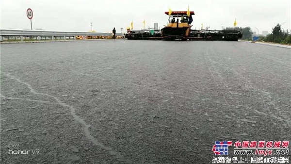 中大机械：济青高速四改八路面二标雨后效果