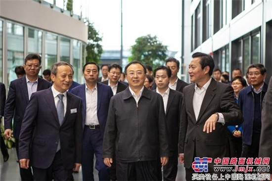 吴政隆省长视察徐工欧研，赞扬徐工是中德、江苏和北威州合作的成功典范