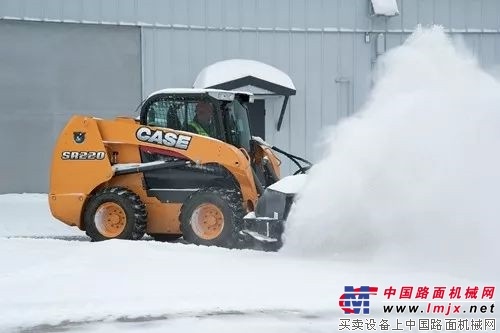 冬季除雪必备神器——凯斯S系滑移装载机 