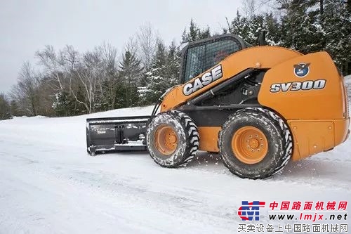 冬季除雪必备神器——凯斯S系滑移装载机 