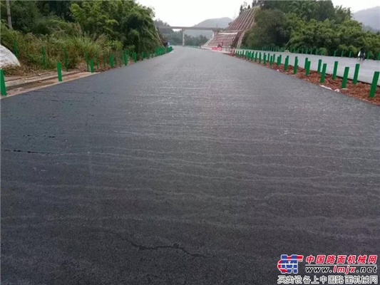 中大机械：【雨后鉴真】绵西高速四标沥青路面雨后效果