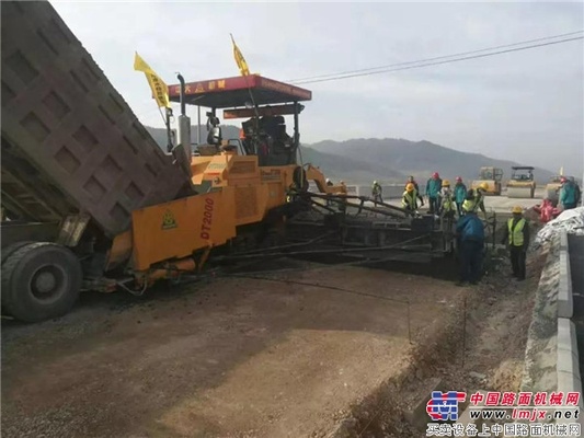 中大机械：“四合一 铁搭档”青海克大公路压实36cm水稳大厚度施工