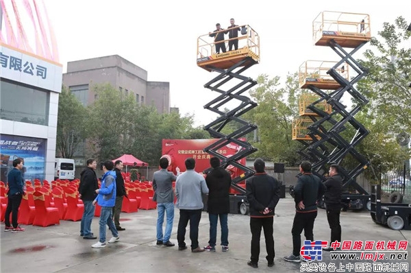 中国有柳工，匠心越甲子|全球首家起重机大型形象店落合肥