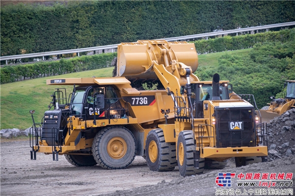 新一代Cat®（卡特）大型挖掘机让采石作业变得更轻松