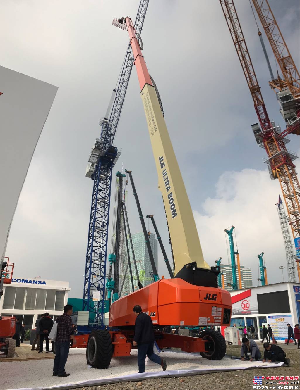 站世界高度 看行业未来！捷尔杰震撼亮相bauma CHINA 2018