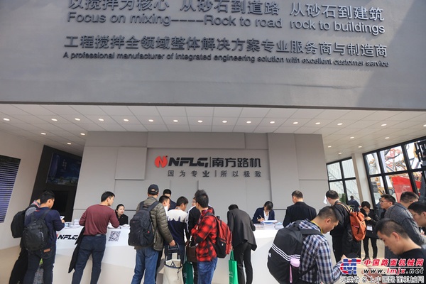 2018上海宝马展第二天 南方路机展台持续火爆