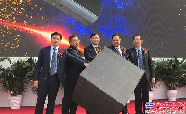 山推道路机械：脚踏实地 志存高远！