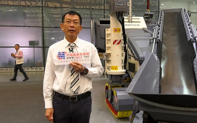 【上海寶馬展 繞機講解】維特根中國高級產品經理朱江介紹SP 15水泥滑模攤鋪機 