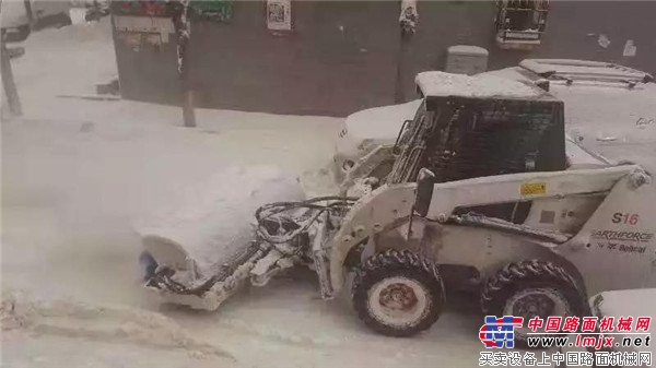 “髒髒雪”降臨新疆，山貓沃福馳援除雪