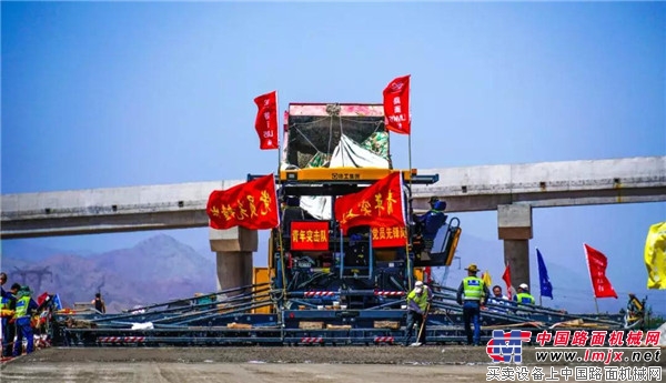 行业最智能的超大型摊铺机徐工RP1855为何在上海宝马展引得数万人围观？