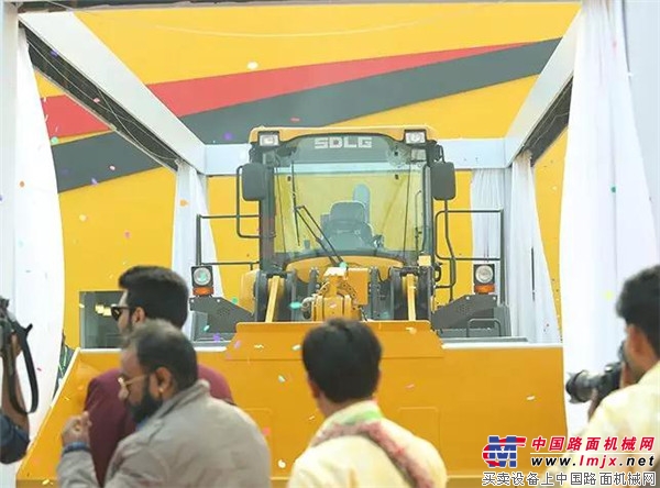 山东临工在2018印度宝马展上推出L958F轮式装载机