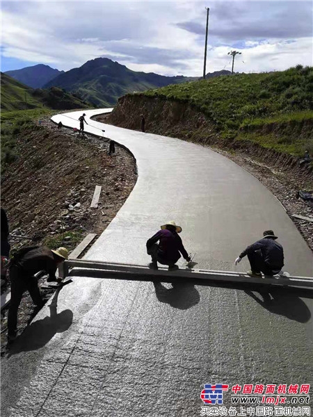 镇江路机滑模式水泥摊铺机助力茶马古道乡村公路建设显神威