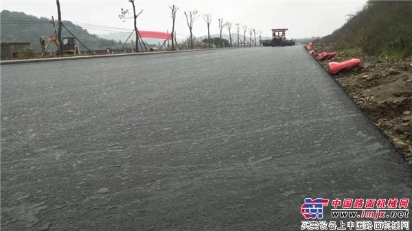 中大机械：沿海高速三门湾大桥连接线工程雨后效果