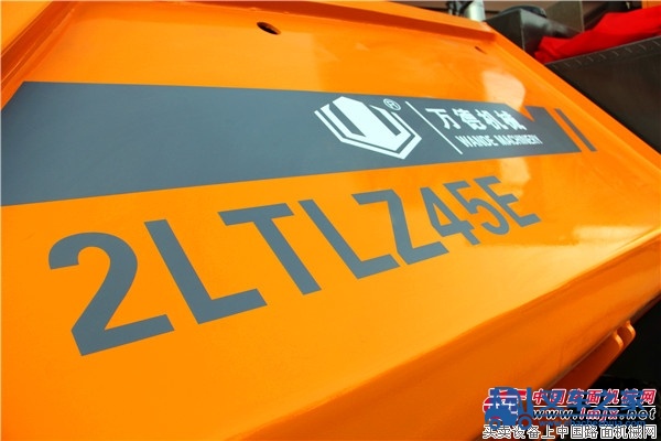 万德机械2LTLZ45B型沥青摊铺机：创新升级 因你而变