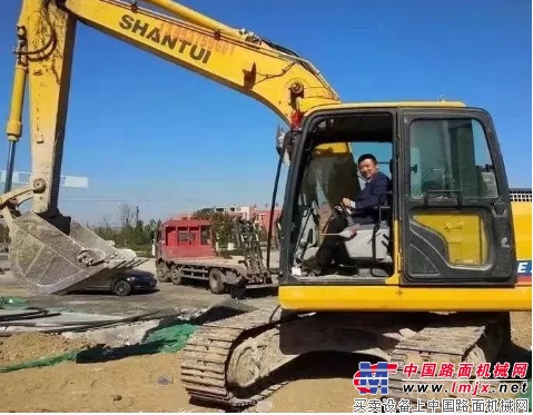 山推挖掘机受到行家里手的青睐